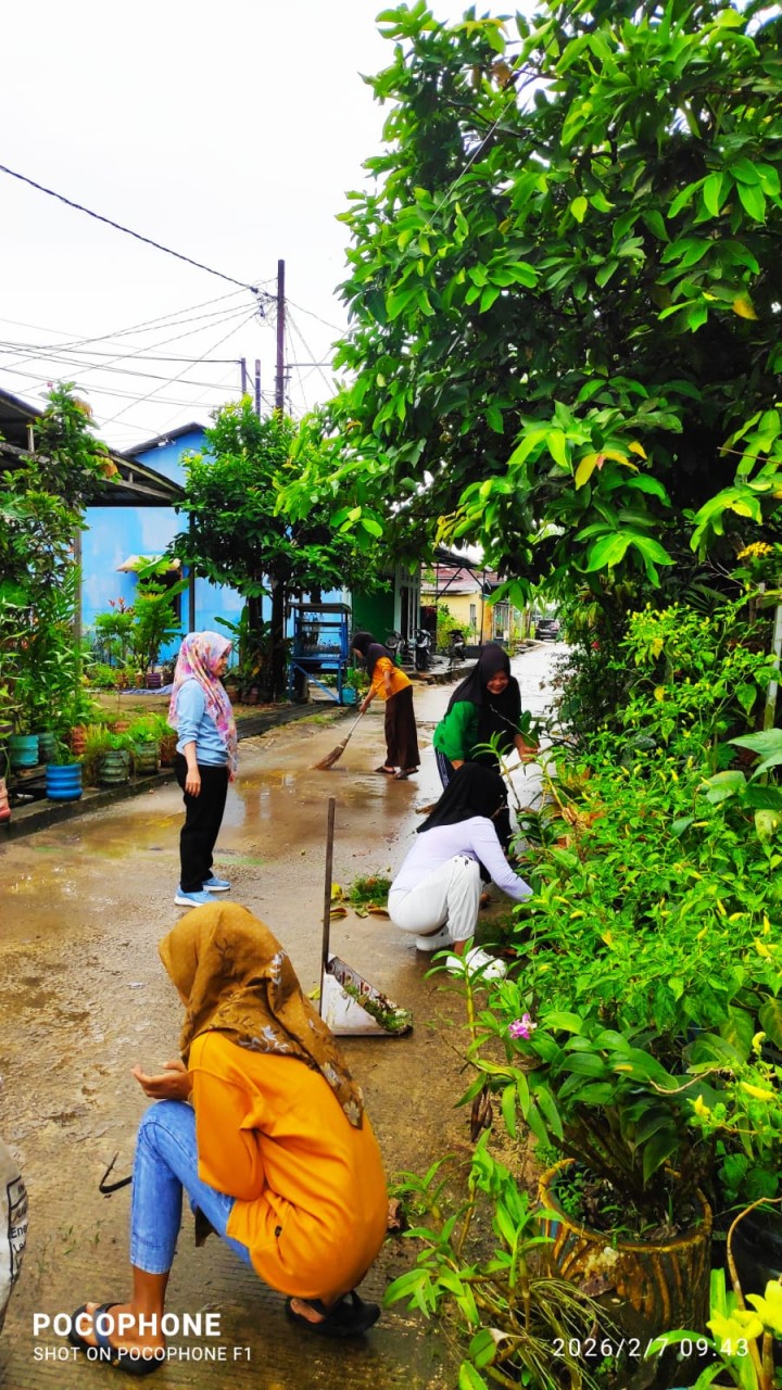 Kerja Bakti di Rumah sehat Kelurahan Sindang Sari Kecamatan Sambutan