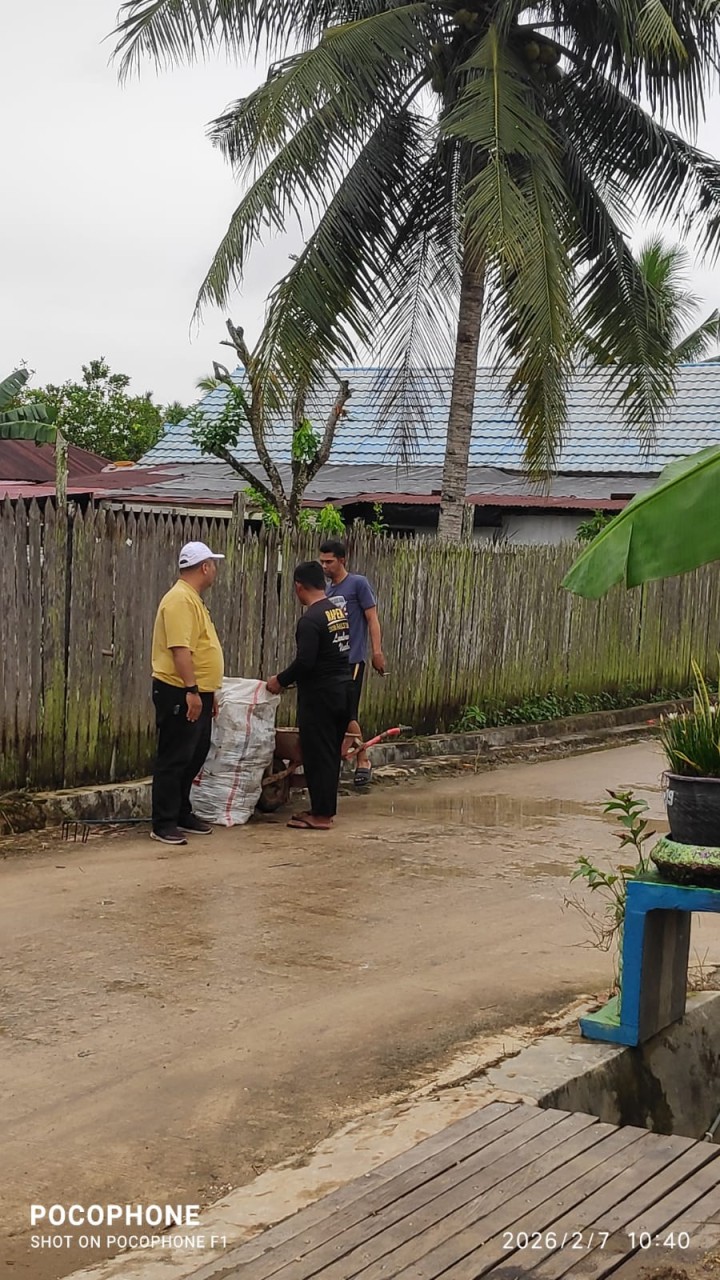 Kerja Bakti di Rumah sehat Kelurahan Sindang Sari Kecamatan Sambutan