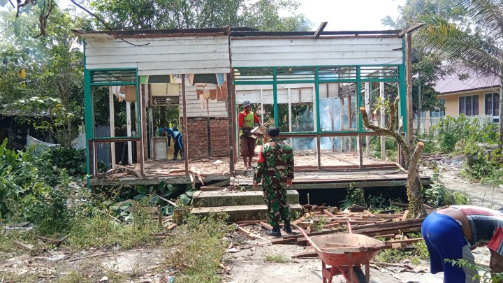 Kegiatan Gotong Royong bulanan di Wilayah masing-masing RT Sindang Sari serta di lanjutkan Pembongkaran Rumah singgah Guru yang akan di Bangun Koperasi Merah Putih.