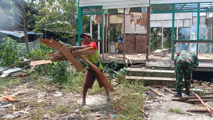 Kegiatan Gotong Royong bulanan di Wilayah masing-masing RT Sindang Sari serta di lanjutkan Pembongkaran Rumah singgah Guru yang akan di Bangun Koperasi Merah Putih.