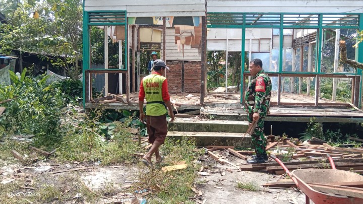 Kegiatan Gotong Royong bulanan di Wilayah masing-masing RT Sindang Sari serta di lanjutkan Pembongkaran Rumah singgah Guru yang akan di Bangun Koperasi Merah Putih.