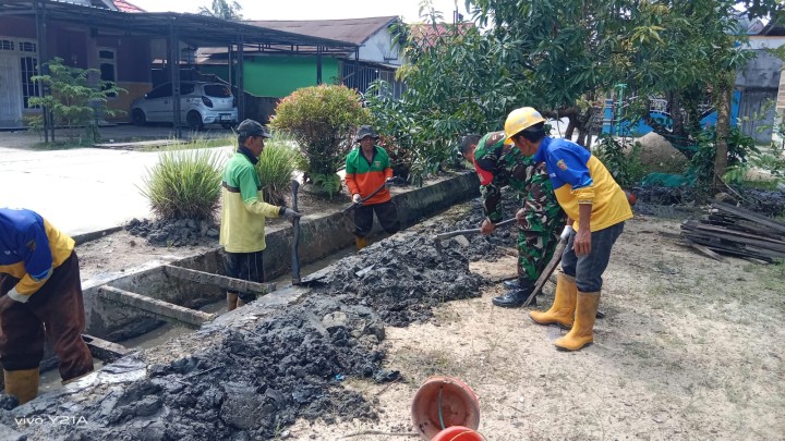 Kegiatan Gotong Royong bulanan di Wilayah masing-masing RT Sindang Sari serta di lanjutkan Pembongkaran Rumah singgah Guru yang akan di Bangun Koperasi Merah Putih.
