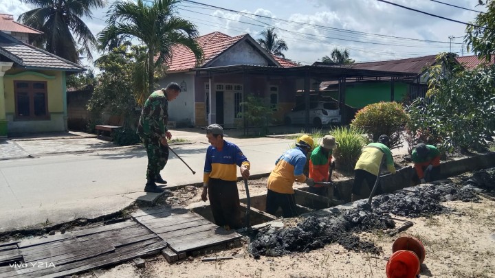 Kegiatan Gotong Royong bulanan di Wilayah masing-masing RT Sindang Sari serta di lanjutkan Pembongkaran Rumah singgah Guru yang akan di Bangun Koperasi Merah Putih.