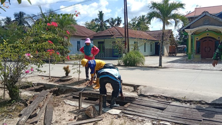 Kegiatan Gotong Royong bulanan di Wilayah masing-masing RT Sindang Sari serta di lanjutkan Pembongkaran Rumah singgah Guru yang akan di Bangun Koperasi Merah Putih.