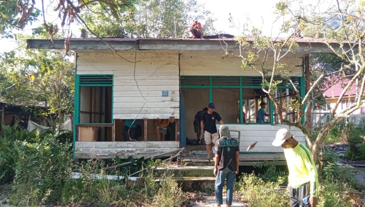Kegiatan Gotong Royong bulanan di Wilayah masing-masing RT Sindang Sari serta di lanjutkan Pembongkaran Rumah singgah Guru yang akan di Bangun Koperasi Merah Putih.