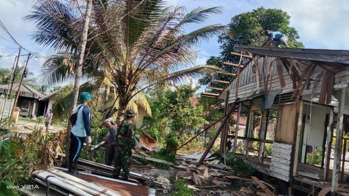 Kegiatan Gotong Royong bulanan di Wilayah masing-masing RT Sindang Sari serta di lanjutkan Pembongkaran Rumah singgah Guru yang akan di Bangun Koperasi Merah Putih.