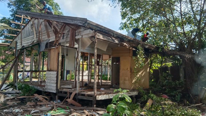 Kegiatan Gotong Royong bulanan di Wilayah masing-masing RT Sindang Sari serta di lanjutkan Pembongkaran Rumah singgah Guru yang akan di Bangun Koperasi Merah Putih.
