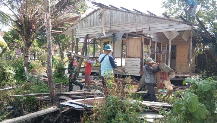 Kegiatan Gotong Royong bulanan di Wilayah masing-masing RT Sindang Sari serta di lanjutkan Pembongkaran Rumah singgah Guru yang akan di Bangun Koperasi Merah Putih.