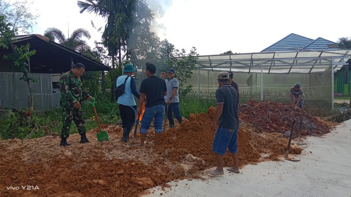 Kegiatan Gotong Royong bulanan di Wilayah masing-masing RT Sindang Sari serta di lanjutkan Pembongkaran Rumah singgah Guru yang akan di Bangun Koperasi Merah Putih.