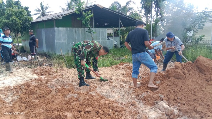 Kegiatan Gotong Royong bulanan di Wilayah masing-masing RT Sindang Sari serta di lanjutkan Pembongkaran Rumah singgah Guru yang akan di Bangun Koperasi Merah Putih.