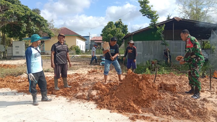 Kegiatan Gotong Royong bulanan di Wilayah masing-masing RT Sindang Sari serta di lanjutkan Pembongkaran Rumah singgah Guru yang akan di Bangun Koperasi Merah Putih.