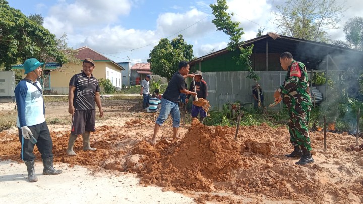 Kegiatan Gotong Royong bulanan di Wilayah masing-masing RT Sindang Sari serta di lanjutkan Pembongkaran Rumah singgah Guru yang akan di Bangun Koperasi Merah Putih.