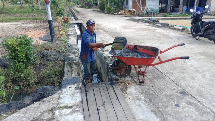 Kegiatan Gotong Royong bulanan di Wilayah masing-masing RT Sindang Sari serta di lanjutkan Pembongkaran Rumah singgah Guru yang akan di Bangun Koperasi Merah Putih.