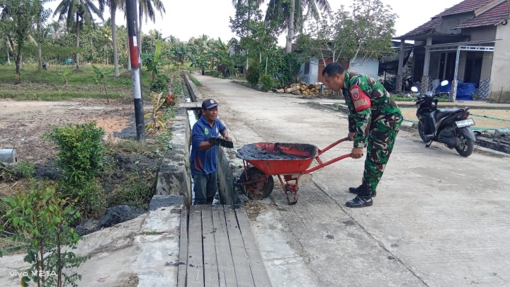 Kegiatan Gotong Royong bulanan di Wilayah masing-masing RT Sindang Sari serta di lanjutkan Pembongkaran Rumah singgah Guru yang akan di Bangun Koperasi Merah Putih.