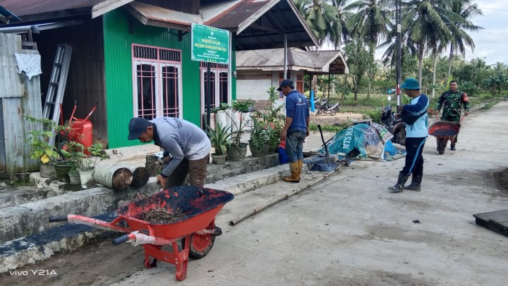 Kegiatan Gotong Royong bulanan di Wilayah masing-masing RT Sindang Sari serta di lanjutkan Pembongkaran Rumah singgah Guru yang akan di Bangun Koperasi Merah Putih.