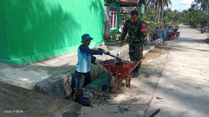 Kegiatan Gotong Royong bulanan di Wilayah masing-masing RT Sindang Sari serta di lanjutkan Pembongkaran Rumah singgah Guru yang akan di Bangun Koperasi Merah Putih.