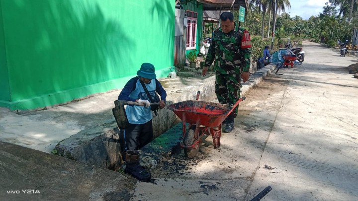Kegiatan Gotong Royong bulanan di Wilayah masing-masing RT Sindang Sari serta di lanjutkan Pembongkaran Rumah singgah Guru yang akan di Bangun Koperasi Merah Putih.