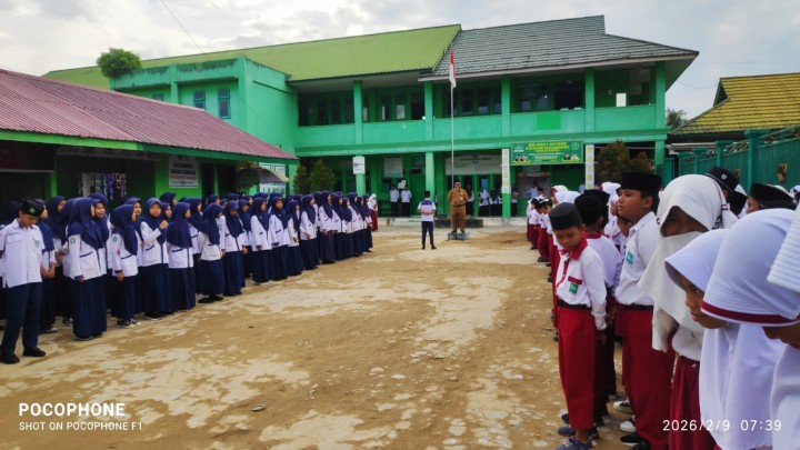 Menghadiri Undangan MI Ma'arif NU 02 menjadi Pembina Upacara serta menyampaikan pengarahan anak-anak  sekolah