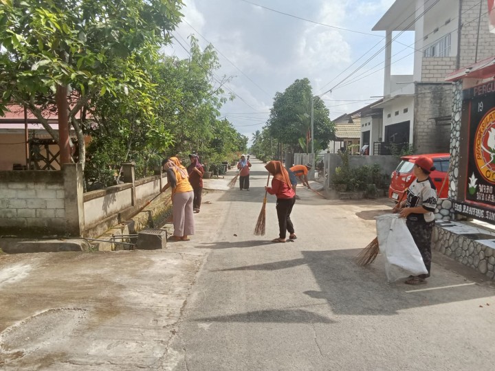 Kegiatan Gotong Royong bulanan di Lingkungan RT.4 Sindang Sari