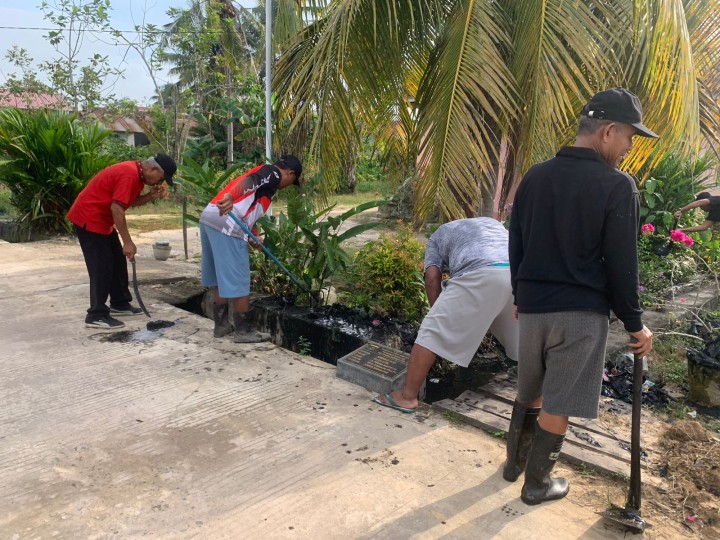 Kegiatan Gotong Royong bulanan lingkungan RT menyambut Bulan Suci Ramadhan