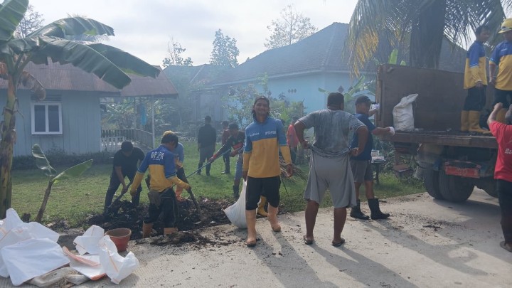 Kegiatan Gotong Royong bulanan lingkungan RT menyambut Bulan Suci Ramadhan