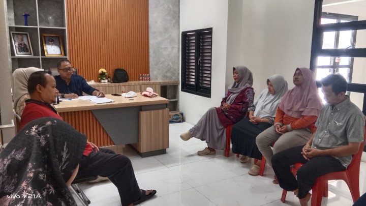 Rapat Internal Pegawai Kelurahan.