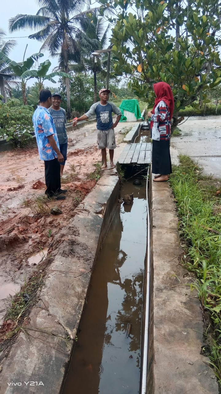 Monitor Drainase di RT. 3 yang amblas terkena mobil muatan bata ringan warga