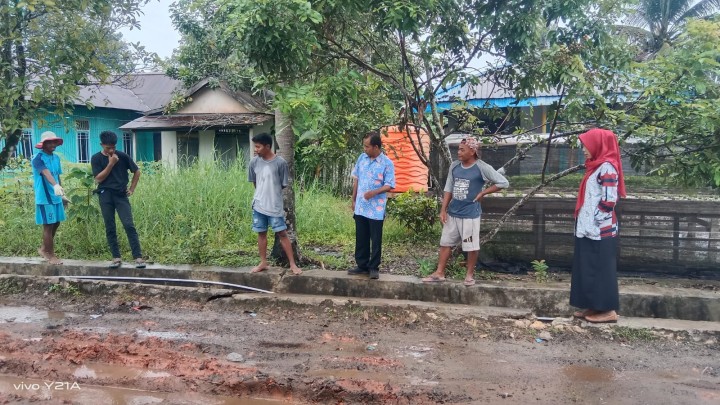 Monitor Drainase di RT. 3 yang amblas terkena mobil muatan bata ringan warga