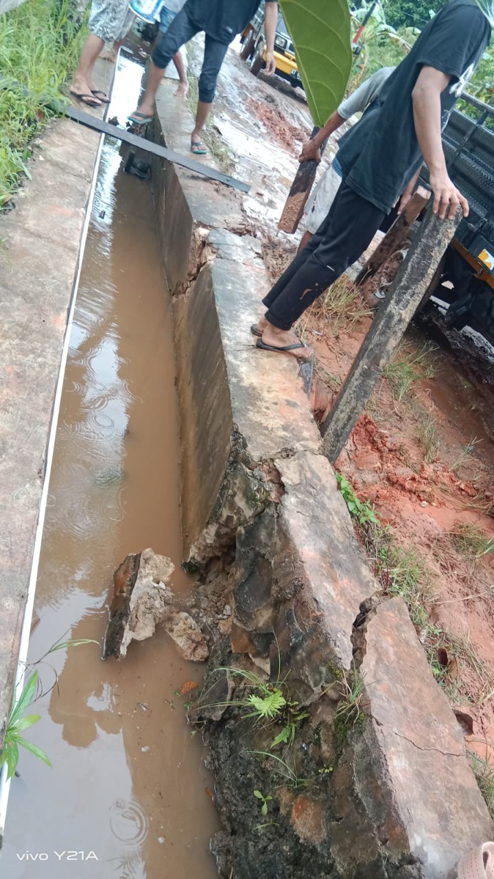 Monitor Drainase di RT. 3 yang amblas terkena mobil muatan bata ringan warga