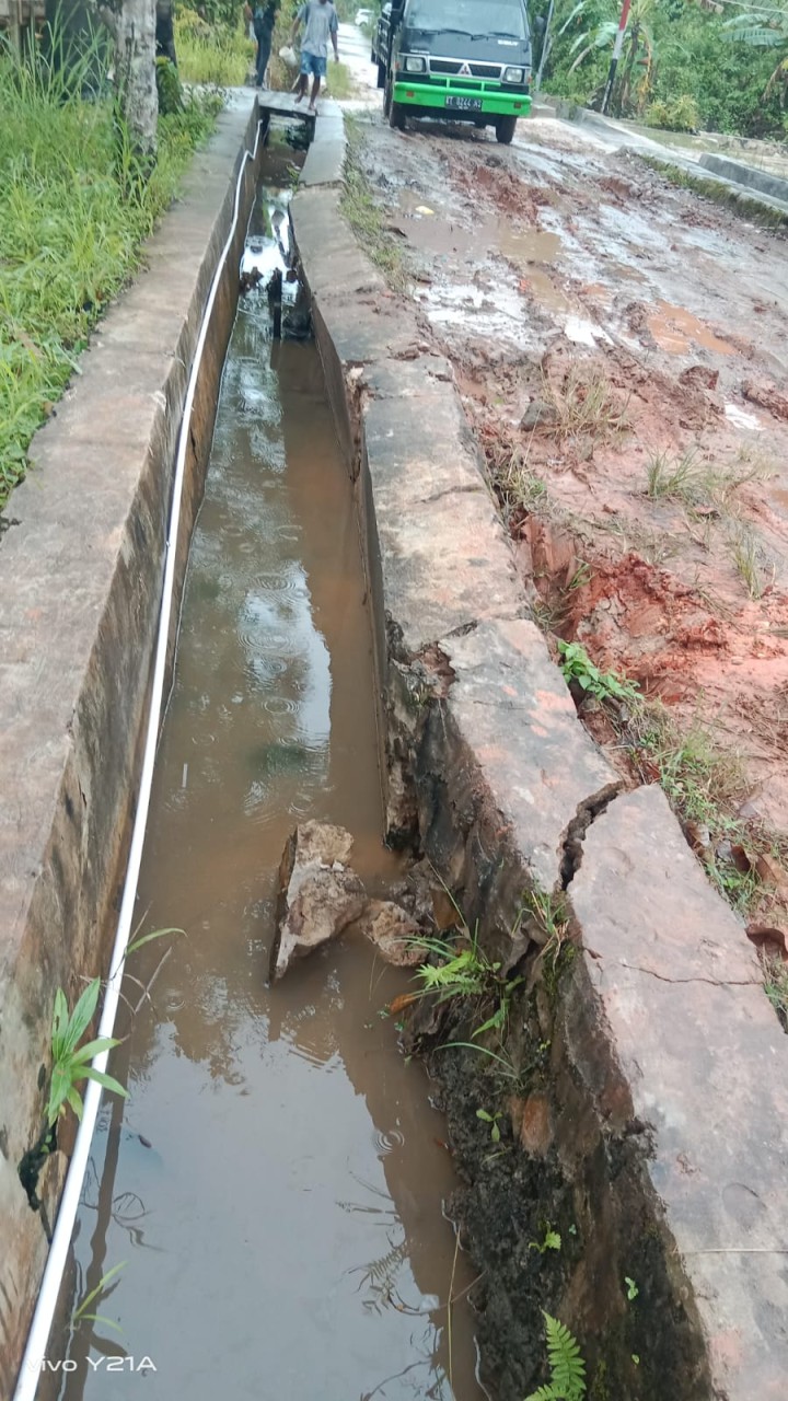 Monitor Drainase di RT. 3 yang amblas terkena mobil muatan bata ringan warga