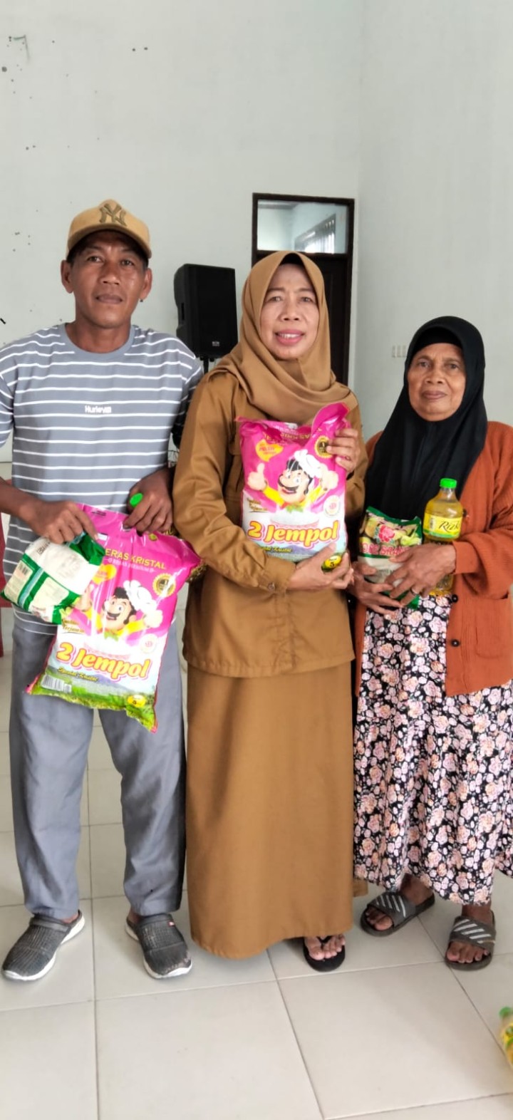 Pendistribusian Beras Sembako dari Yayasan Dharma Bakti dan Pemerintah Kota Samarinda untuk Kelurahan Sindang Sari.