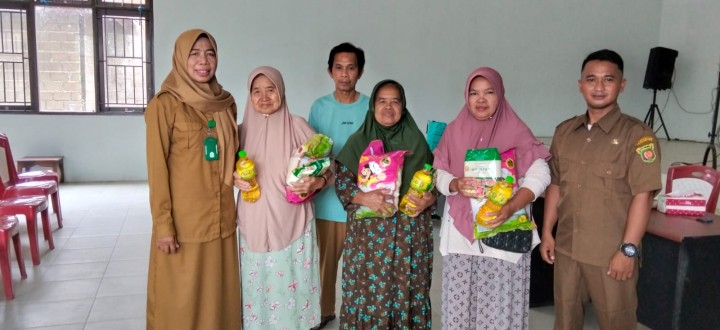 Pendistribusian Beras Sembako dari Yayasan Dharma Bakti dan Pemerintah Kota Samarinda untuk Kelurahan Sindang Sari.