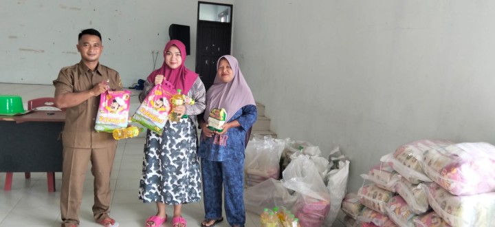 Pendistribusian Beras Sembako dari Yayasan Dharma Bakti dan Pemerintah Kota Samarinda untuk Kelurahan Sindang Sari.