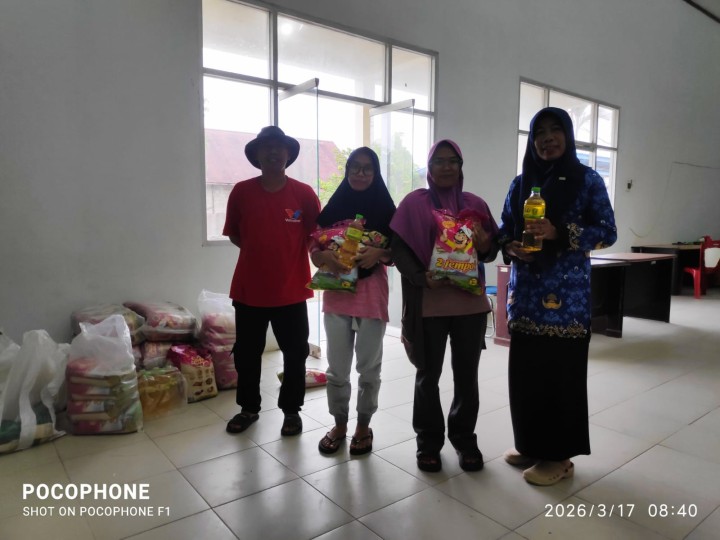 Pendistribusian beras sembako H-2 Pemerintah Kota Samarinda Bersama Yayasan Dharma Bakti untuk warga kurang mampu.