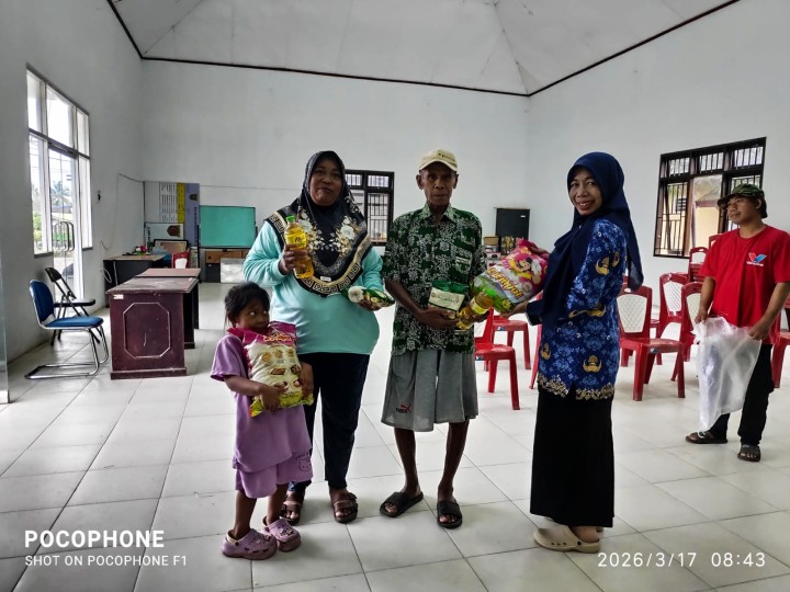 Pendistribusian beras sembako H-2 Pemerintah Kota Samarinda Bersama Yayasan Dharma Bakti untuk warga kurang mampu.