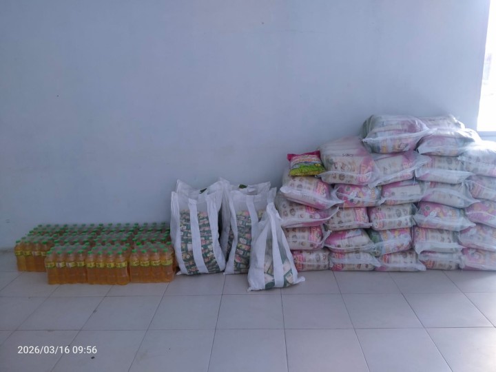 Pendistribusian beras sembako H-2 Pemerintah Kota Samarinda Bersama Yayasan Dharma Bakti untuk warga kurang mampu.