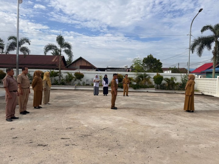 Rutinitas Apel Pagi di Pemerintahan Kelurahan Sindang Sari.