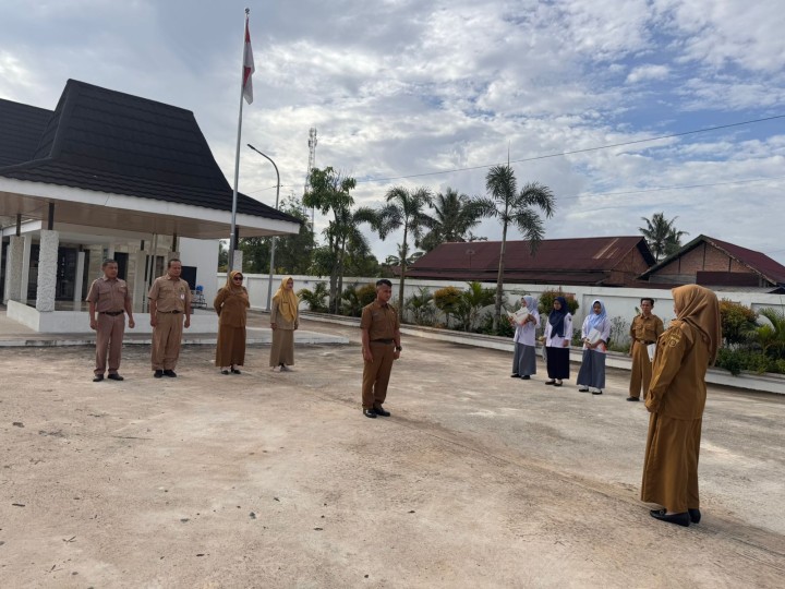 Rutinitas Apel Pagi di Pemerintahan Kelurahan Sindang Sari.