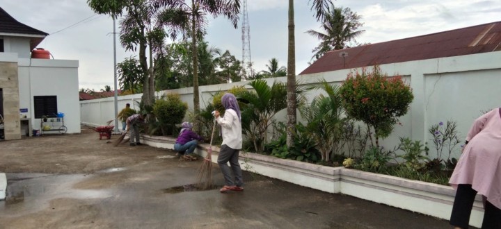 Gotong Royong membersihkan lingkungan sekitar halaman Kantor Kelurahan