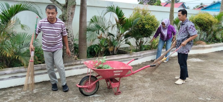 Gotong Royong membersihkan lingkungan sekitar halaman Kantor Kelurahan