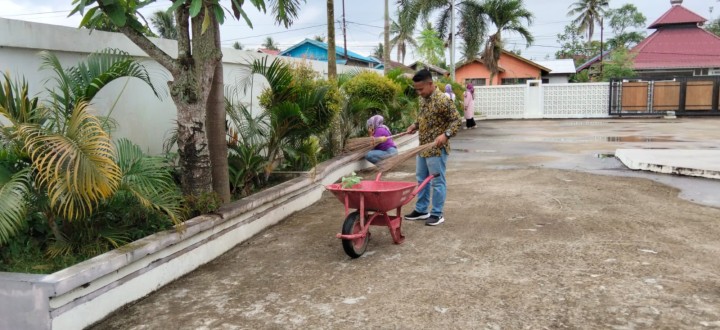 Gotong Royong membersihkan lingkungan sekitar halaman Kantor Kelurahan