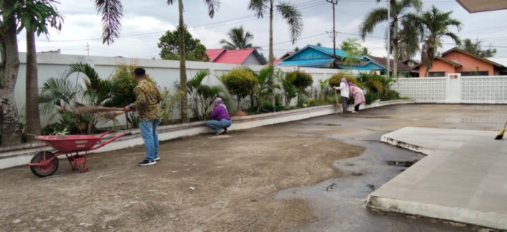 Gotong Royong membersihkan lingkungan sekitar halaman Kantor Kelurahan