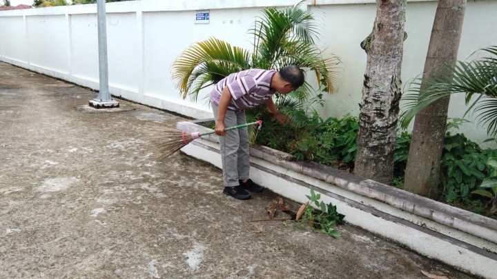 Gotong Royong membersihkan lingkungan sekitar halaman Kantor Kelurahan