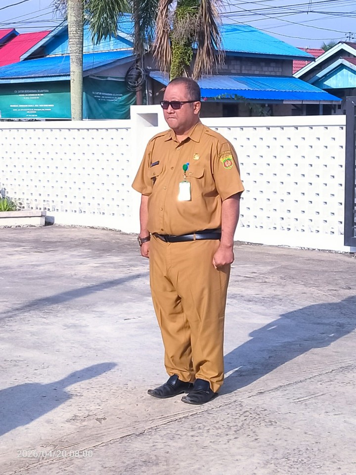 Rutinitas Apel Pagi di Pemerintahan Kelurahan Sindang Sari.