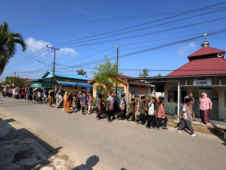 Rangkaian Kegiatan Foto bersama Seluruh Pegawai Kelurahan Sindang Sari dan dilanjutkan Pawai Karnaval Sekolah MI 'Marif Sindang Sari