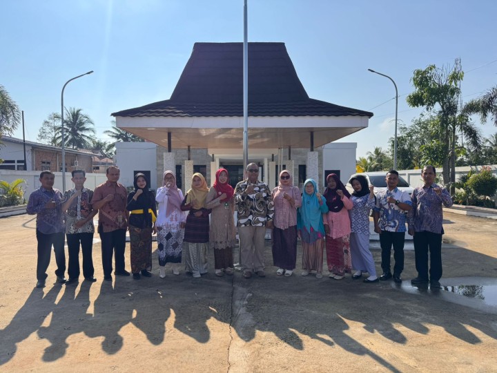 Rangkaian Kegiatan Foto bersama Seluruh Pegawai Kelurahan Sindang Sari dan dilanjutkan Pawai Karnaval Sekolah MI 'Marif Sindang Sari