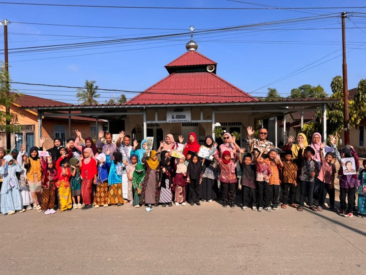 Rangkaian Kegiatan Foto bersama Seluruh Pegawai Kelurahan Sindang Sari dan dilanjutkan Pawai Karnaval Sekolah MI 'Marif Sindang Sari