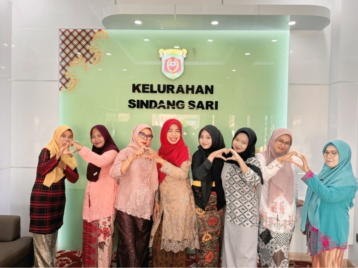 Rangkaian Kegiatan Foto bersama Seluruh Pegawai Kelurahan Sindang Sari dan dilanjutkan Pawai Karnaval Sekolah MI 'Marif Sindang Sari