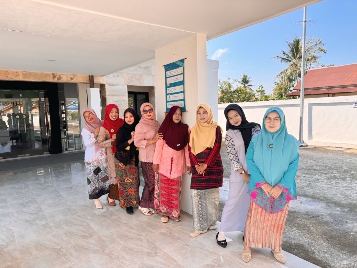 Rangkaian Kegiatan Foto bersama Seluruh Pegawai Kelurahan Sindang Sari dan dilanjutkan Pawai Karnaval Sekolah MI 'Marif Sindang Sari