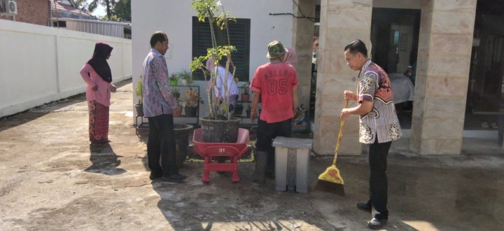Kegiatan gerakan Indonesia Aman, sehat,resik dan indah (ASRI)  kantor Sindang Sari.